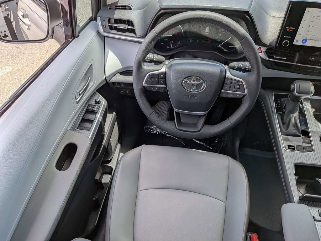2025 Toyota Sienna XLE 8 Passenger