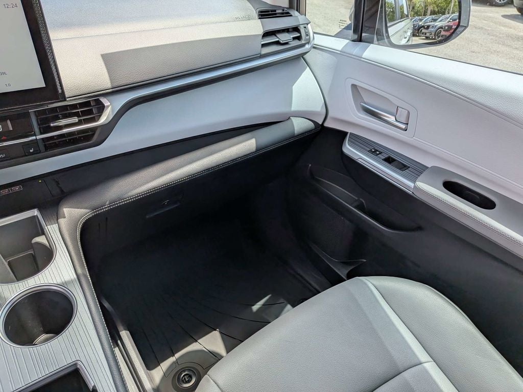 2025 Toyota Sienna XLE 8 Passenger