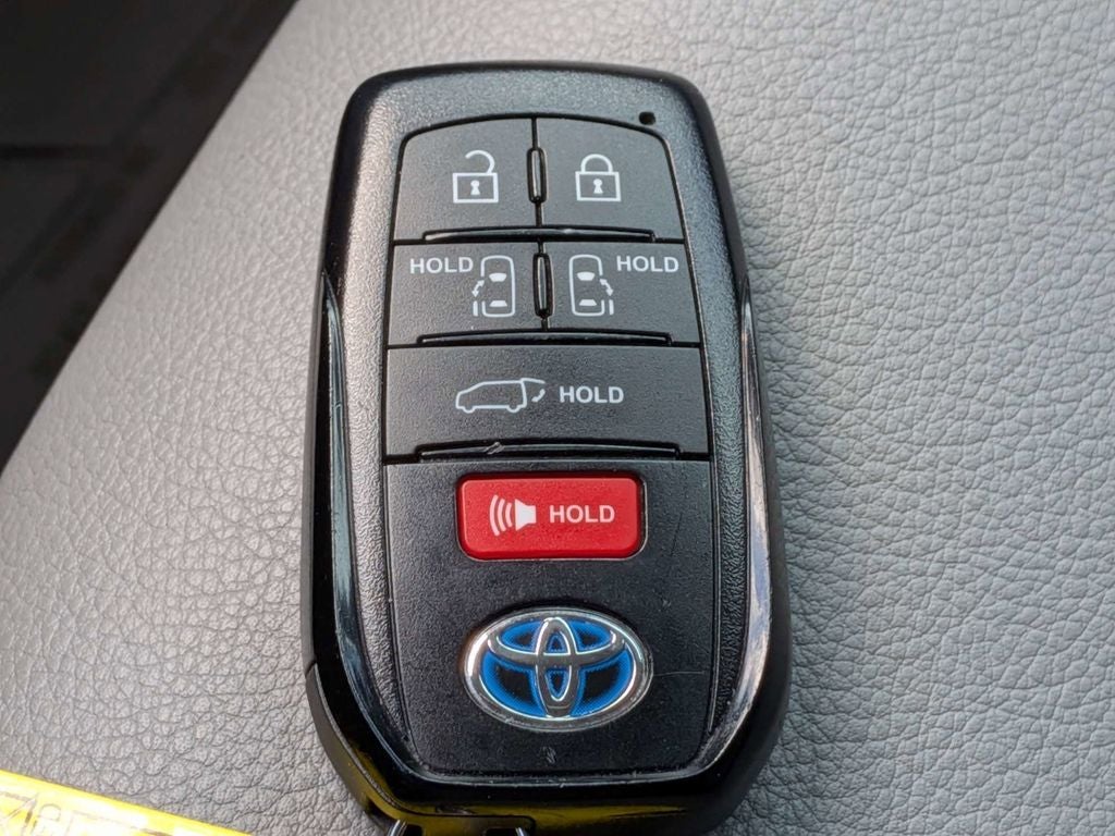 2025 Toyota Sienna XLE 8 Passenger