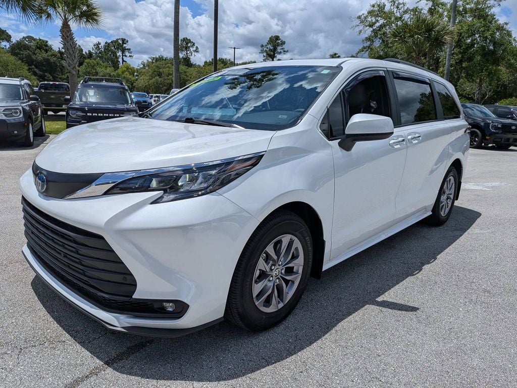 2025 Toyota Sienna XLE 8 Passenger
