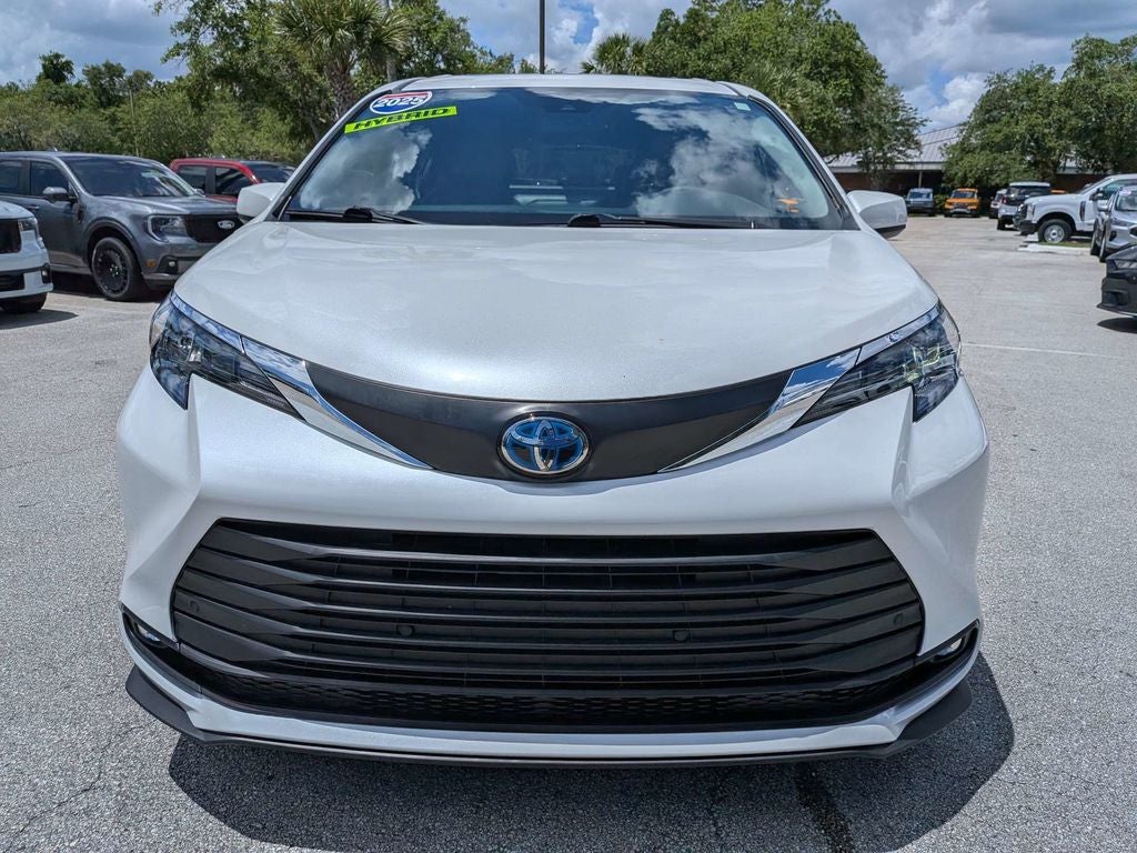 2025 Toyota Sienna XLE 8 Passenger
